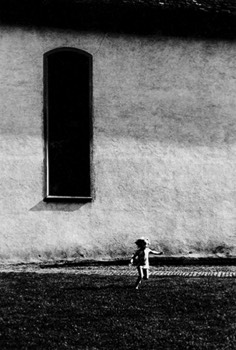  AB4-1972 Kind und Fenster Bremgarten 